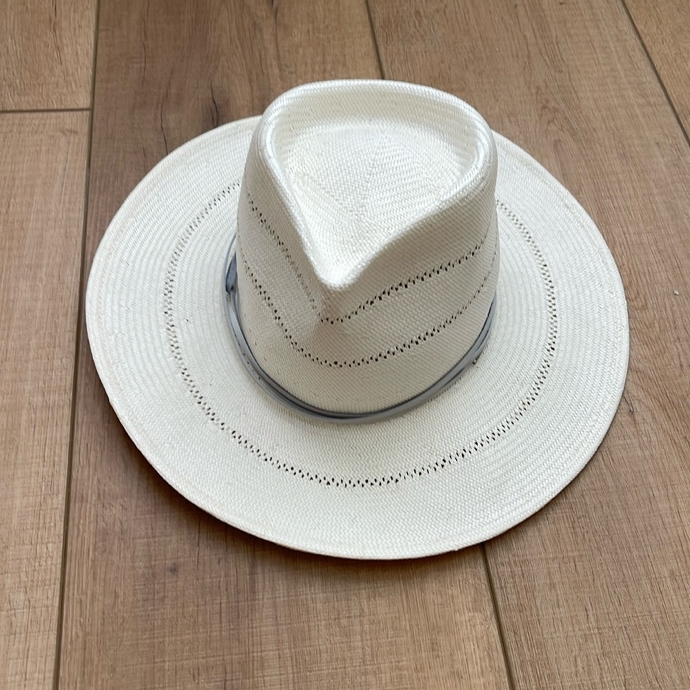 Gigi pip Arlo hat